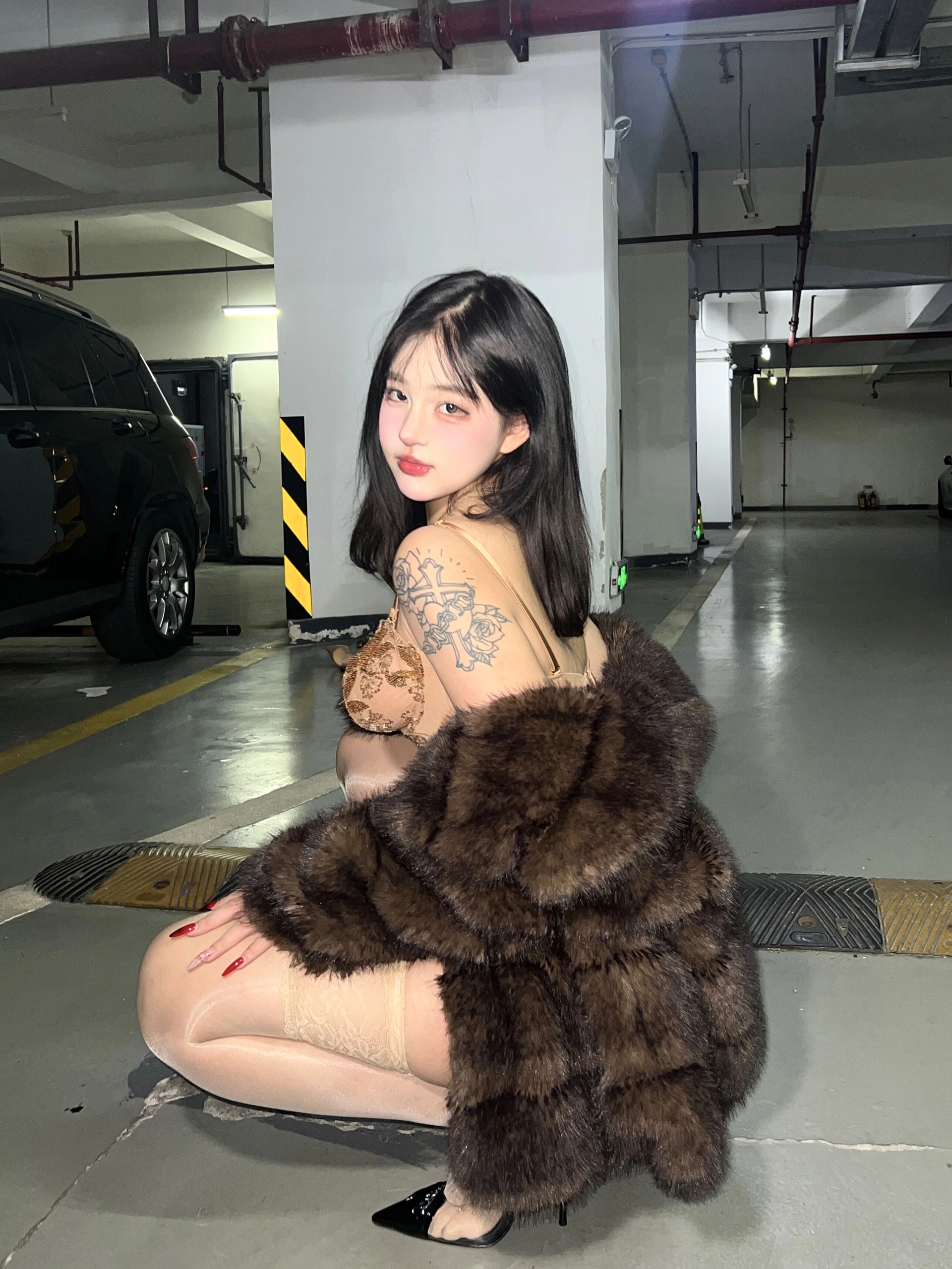 小u优优子 – NO.010 貂皮大衣 1