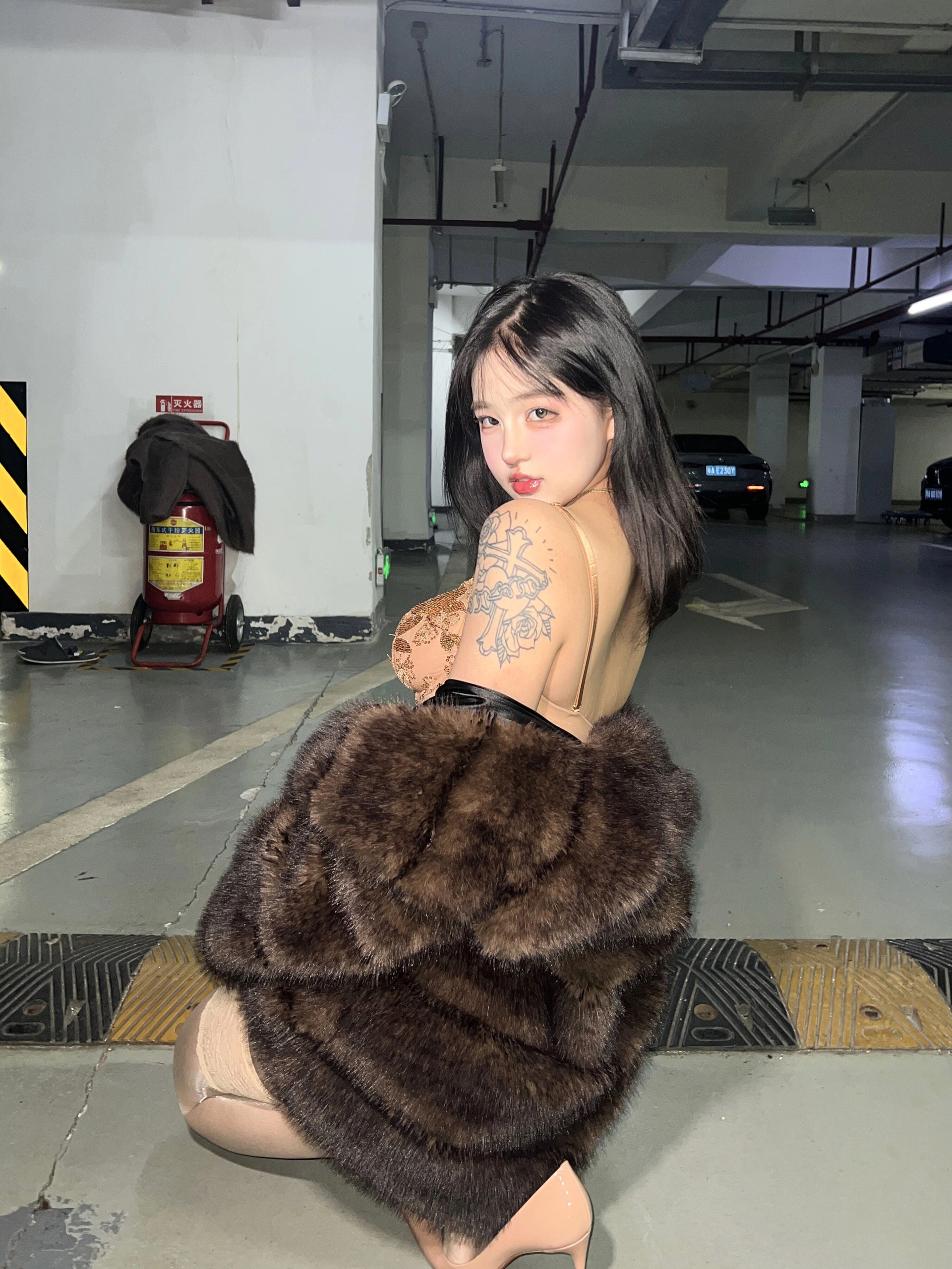 小u优优子 – NO.010 貂皮大衣 2