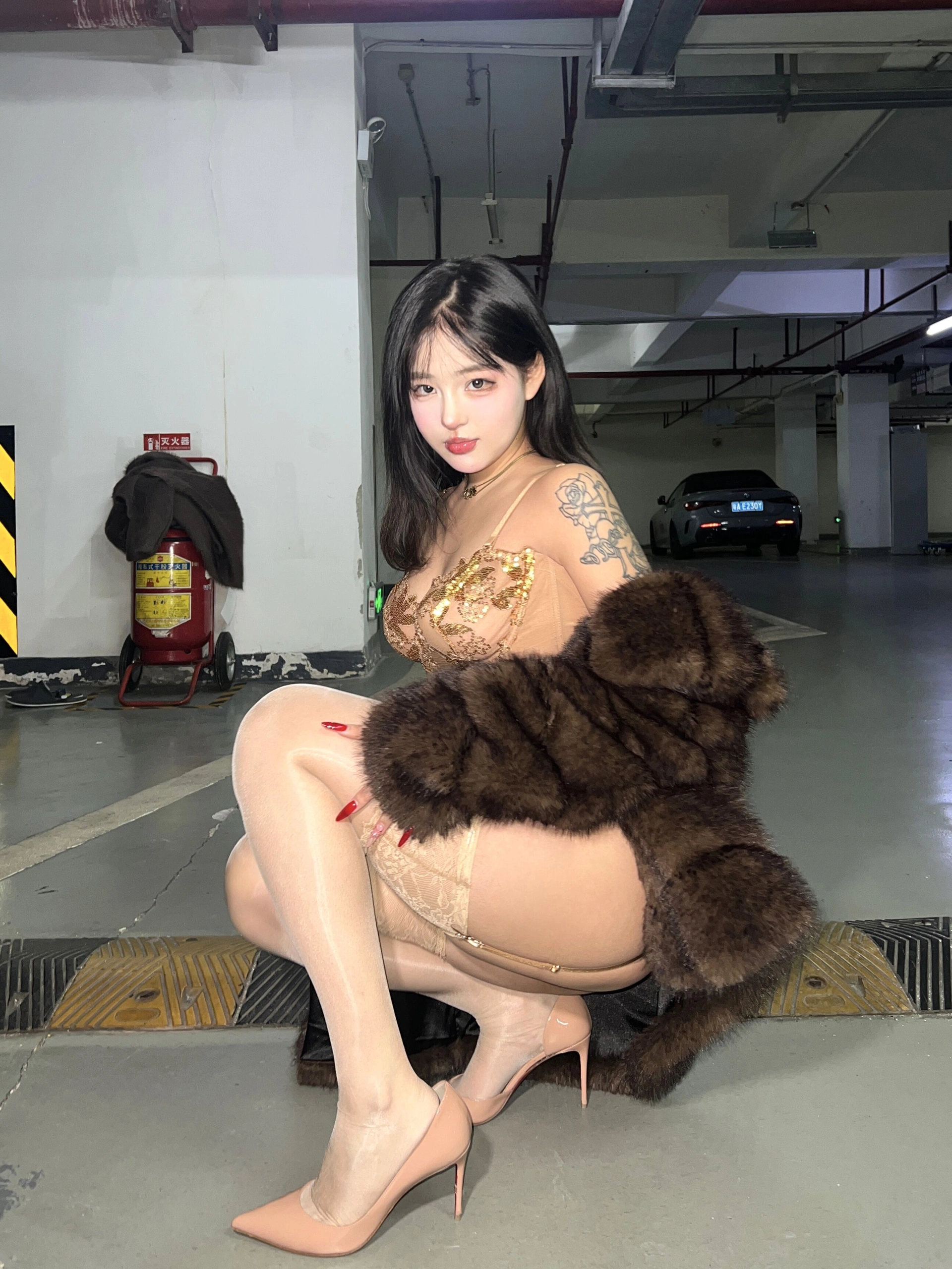 小u优优子 – NO.010 貂皮大衣 3